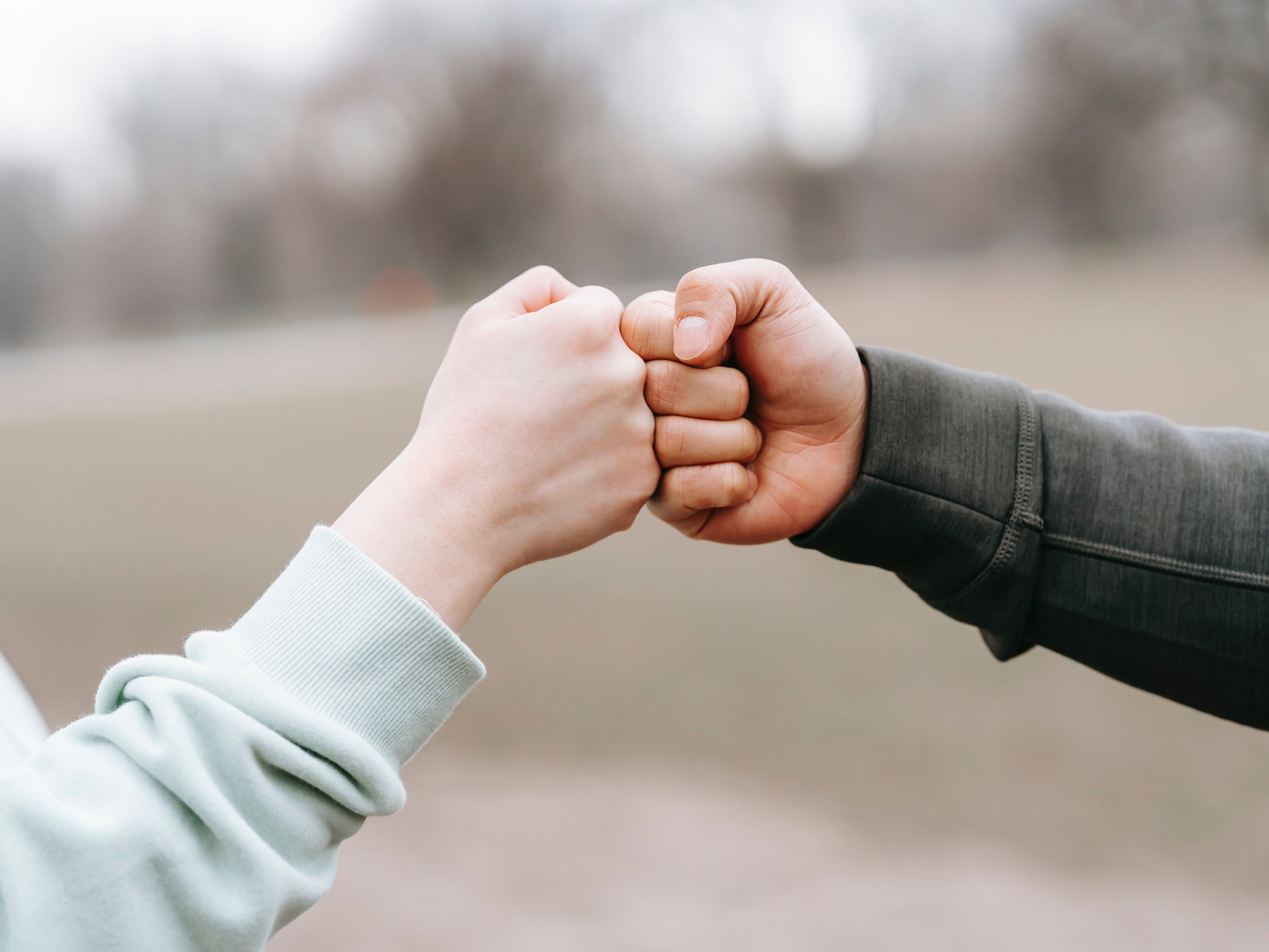 Deux personnes font une salutation poing contre poing