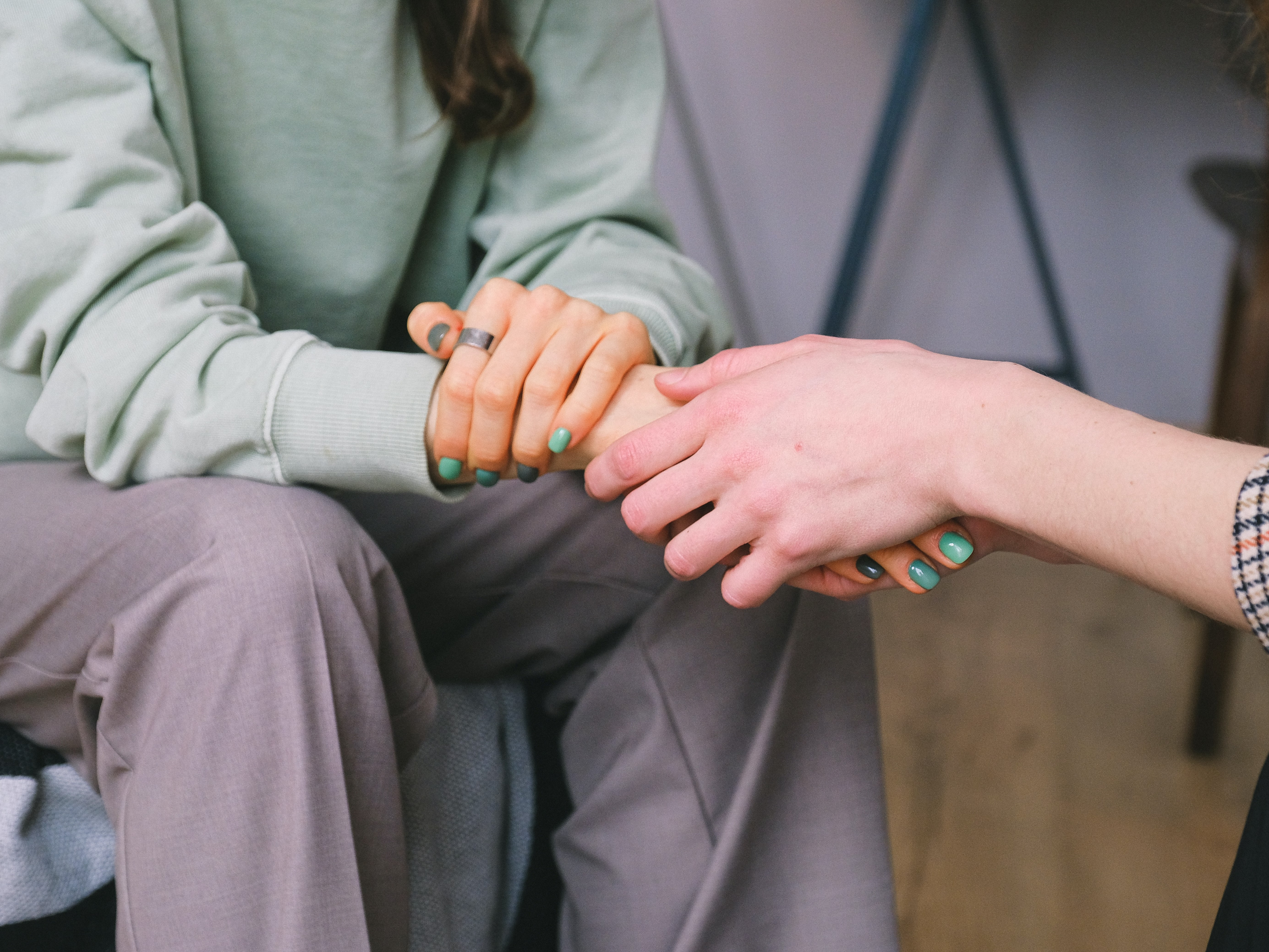 Une personne touche la main légèrement d'une autre personne